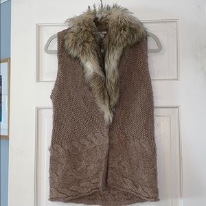 Cable knit vest with faux fur collar